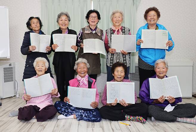 경북 칠곡군 왜관읍 왜관8리 달오경로당 할머니들이 우크라이나를 응원하는 메시지를 작성하고 기념촬영을 하고 있다. 칠곡군 제공