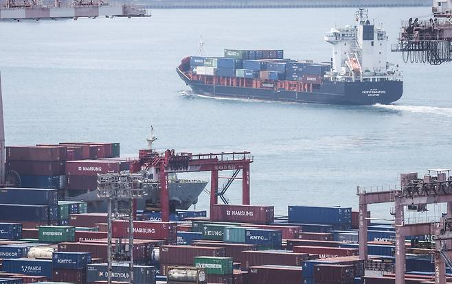 A container barge leaves port of Busan on Wednesday. (Yonhap)