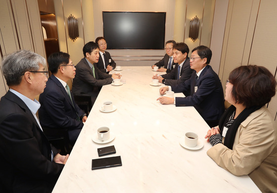 Key speakers hold a brief meeting before the Korea Economic Forum. From left clockwise: KB Financial Group Vice Chairman Hur Yin; Hana Financial Group Vice Chairman Kang Seong- muk; Financial Services Commission Chairman KimJoo-hyun; Defense Acquisition Program Administration Vice Minister Kang Hwan-seug; Shinhan Bank CEO Jung Sang-hyuk; Gangwon Gov. Kim Jin-tae; Korea JoongAng Daily CEO Cheong Chul-gun and Korea JoongAng Daily Executive Editor Choi Ji-young. [PARK SANG-MOON]