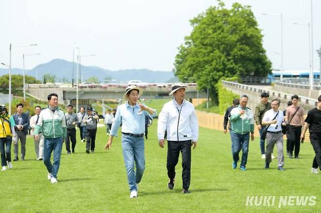 노관규 시장이 9일 그린아일랜드를 함께 걷는 오세훈 서울시장에게 조성 배경과 과정 등애대해 설명하고 있다. (조직위 제공)