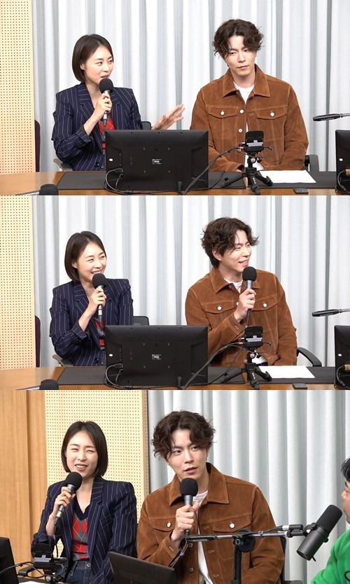 이연희 홍종현이 ‘두시탈출 컬투쇼’ 에 출연했다. 사진=SBS 파워FM ‘두시탈출 컬투쇼’ 보이는 라디오 캡쳐