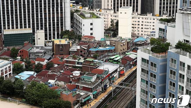 (서울=뉴스1) 오대일 기자 = 국토교통부가 ‘2·4대책’으로 추진하는 도심 공공주택 복합사업의 6차 선도사업 후보지로 서울 서대문구 미근동 서대문역 인근과 성북구 장위동 옛 장위12구역, 중구 신당동 약수역 인근, 울산 중구 우정동 울산혁신도시 남측을 선정했다고 3일 발표했다. 이들 지역에서 공급될 수 있는 신축 주택은 총 4천481호다. 사진은 역세권 고밀 개발 사업이 추진될 서대문구 미근동에 위치한 국내 현존하는 가장 오래된 주상복합아파트인 '서소문아파트' 일대 모습. 2021.8.3/뉴스1