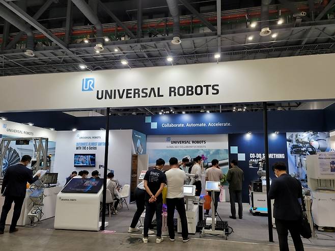 서울국제생산제조기술전(SIMTOS 2022)에 설치된 유니버설로봇 부스 /사진=유니버설로봇