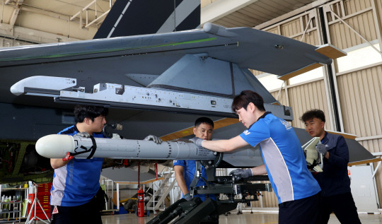 9일 경남 사천 한국항공우주산업(KAI) 본사 격납고에서 KAI 직원들이 한국형 전투기 KF-21 시제기에 AIM-2000 단거리 공대공미사일을 장착하고 있다. 사천= 사진공동취재단