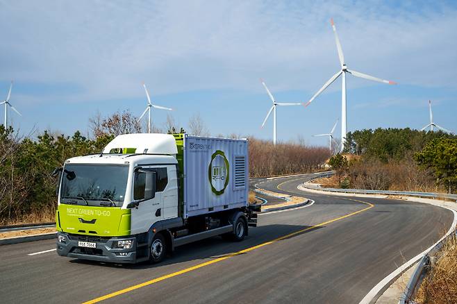 BMW 코리아 미래재단이 2023 서울안전한마당에 이동식 에너지 저장소 ‘넥스트 그린 투-고’ 체험 부스 운영한다고 밝혔다. BMW의 부스와 친환경차 자료사진. [BMW코리아 제공]