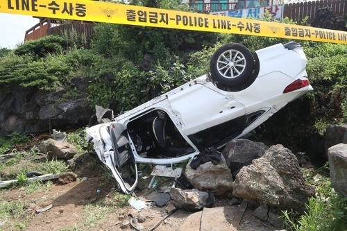 술 취해 제주 해안도로에서 정원 초과 렌터카를 과속으로 몰다가 사상자 7명을 낸 20대 운전자가 징역 7년에 처해졌다. 관련 사진. [연합]