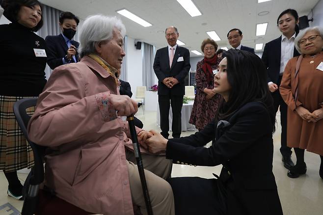 김건희 여사가 지난달 12일 경기도 파주시 국립6·25전쟁납북자기념관을 찾아 납북자·억류자 가족과 대화하고 있다. [연합]