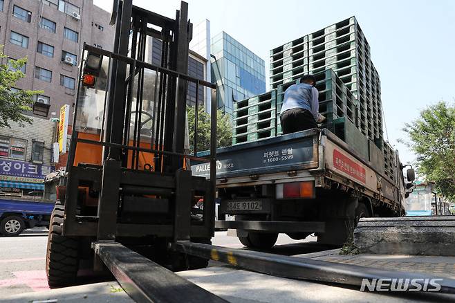 [서울=뉴시스] 권창회 기자 = 고용노동부가 지난해 제조업 현장에서 운반·하역작업 과정 중 근로자 사망사고가 급증한데 따른 조치로 제조업 산업현장에 사망사고 '위험 경보'를 발령했다.  사진은 24일 오후 서울 시내 한 골목에서 지게차 운전수가 작업하는 모습. 2022.05.24. kch0523@newsis.com