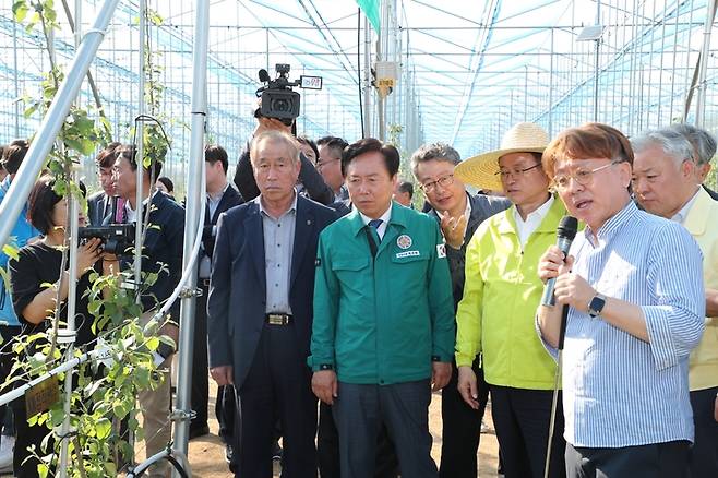 이철우 경북도지사, 권기창 안동시장, 배용규 동안동농협 조합장을 비롯해 유관기관, 지역 농업인 등이 안동시 임하면 오대리에 조성된 'ICT 융합 첨단 노지 사과 스마트팜'을 둘러보고 있다. (사진=안동시 제공) *재판매 및 DB 금지