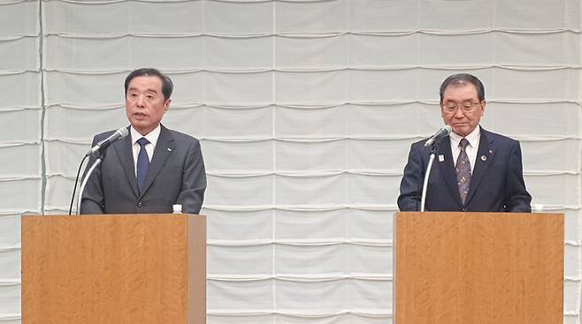 [서울=뉴시스]김병준 전경련 회장직무대행(왼쪽)과 도쿠라 마사카즈 경단련 회장이 16일 일본 도쿄 경단련회관에서 '한일 일한 미래파트너십 선언'을 하고 있다. (사진 = 전경련) photo@newsis.com   *재판매 및 DB 금지