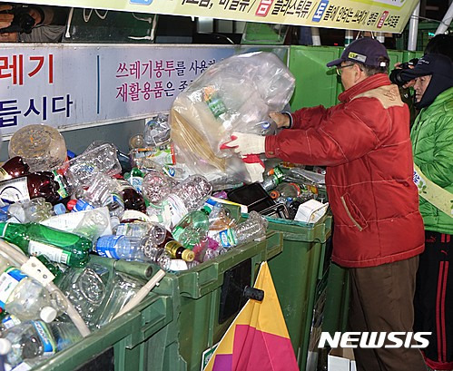 【제주=뉴시스】장재혁 기자 = 제주 전역에서 '생활쓰레기 요일별 배출제'가 시범 시행되고 있는 가운데 시민들로 구성된 '제주도 쓰레기정책에 분노하는 시민들' 모임은 13일 오후 제주시청 인근에 위치한 '쓰레기 배출 클린하우스'에서 정책에 반발하며 '쓰레기산 만들기 퍼포먼스'를 벌이고 있다.2017.01.13. jjhyej@newsis.com