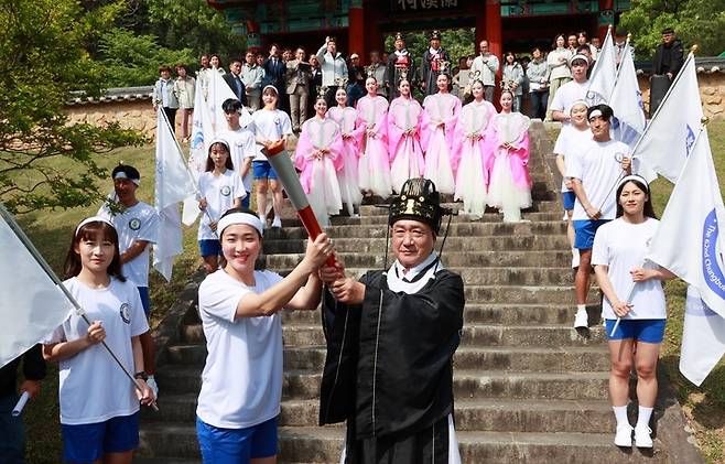 [영동=뉴시스] 안성수 기자 = 10일 충북 영동군 난계사에서 정영철 영동군수와 국내 여자 씨름 매화급 최강자 영동군청 소속 양윤서 선수가 제62회 충북도민체육대회 성화를 전달받고 있다. (사진=영동군 제공) 2023.5.10 photo@newsis.com *재판매 및 DB 금지