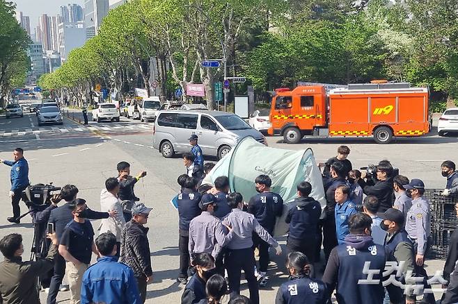 강원도청 앞에서 천막 등을 설치하고 장기간 레고랜드 반대 집회를 이어온 시민단체에 대한 집회 시설 철거 대집행이 10일 오전 이뤄지는 과정에서 강원도와 용역업체 관계자들이 무단 점거중인 텐트를 이동 조치했다. 구본호 기자