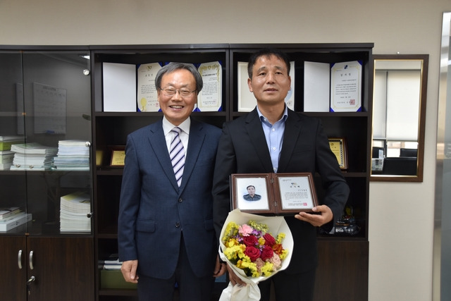 이재영 아산축협 과장(오른쪽)이 안승일 나눔축산운동본부 사무총장과 기념촬영하고 있다.