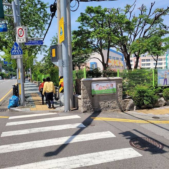 담장을 허물어 학생들의 통학로를 넓히기로 한 부산 사하구 하단초등학교. 부산교육청 제공