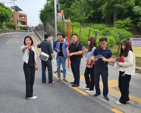 현장을 둘러보는 이은림 의원(왼쪽)과 합동 현장조사단