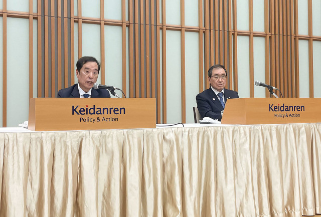 김병준(왼쪽) 전경련 회장 직무대행과 도쿠라 마사카즈 게이단렌 회장이 10일 일본 도쿄 게이단렌회관에서 한일 미래파트너십 기금 설립 방안을 발표한 뒤 기자회견을 진행하고 있다. 연합뉴스