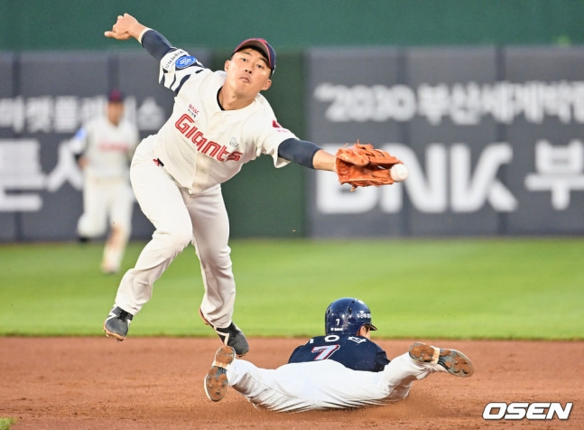 두산 이유찬(아래)이 9일 사직 롯데전에서 3회 2루 도루에 성공하고 있다.