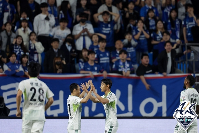 문선민(왼쪽 두 번째)과 백승호(왼쪽 세 번째)가 기뻐하는 모습. /사진=한국프로축구연맹