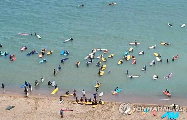 송정해수욕장 여름 서퍼들 [연합뉴스 자료사진]
