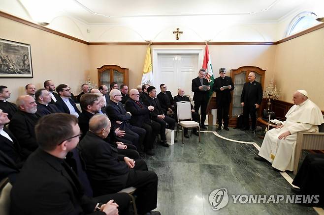 헝가리 방문 당시 헝가리 예수회 사제들을 만나는 교황 (헝가리 epa=연합뉴스) 프란치스코 교황이 지난 달 29일(현지시간) 주헝가리 교황청 대사관에서 헝가리 예수회 신부들과 이야기 나누고 있다. 2023.5.9. photo@yna.co.kr