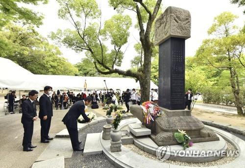 히로시마서 한국인 원폭 희생자 위령제 (히로시마 교도=연합뉴스) 태평양전쟁 당시 일본 히로시마에 투하된 원자폭탄에 희생된 한국인을 추모하는 위령제가 5일 히로시마시 나카구에 있는 평화기념공원 내 '한국인 원폭희생자 위령비' 앞에서 열렸다. 행사 참석자들이 위령비에 헌화하고 있다. 2022.8.5 [재판매 및 DB 금지]
    sungjinpark@yna.co.kr