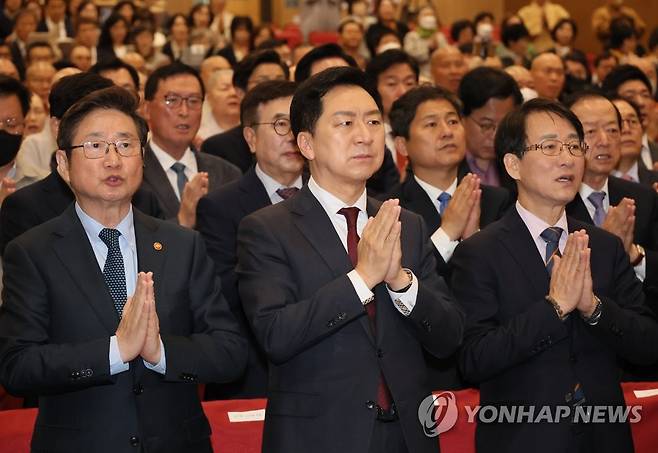 합장하는 김기현 대표 (서울=연합뉴스) 이정훈 기자 = 국민의힘 김기현 대표(가운데)가 10일 오전 국회 의원회관에서 열린 국회정각회 창립 40주년 기념법회에서 합장하고 있다. 2023.5.10 uwg806@yna.co.kr