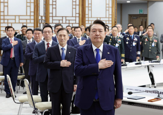 윤석열 대통령이 11일 서울 용산 대통령실 청사에서 열린 대통령 직속 국방혁신위원회 출범식에서 국기에 경례하고 있다. (사진=연합뉴스)