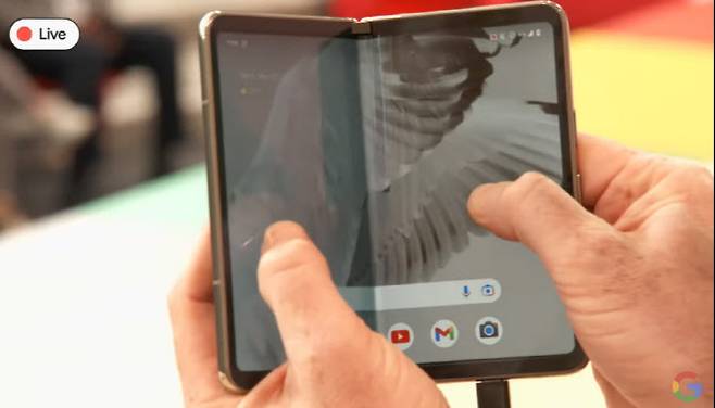 구글이 I/O 행사 도중에 라이브로 ‘픽셀 폴드’를 공개한 장면. (사진=구글 유튜브 캡쳐)