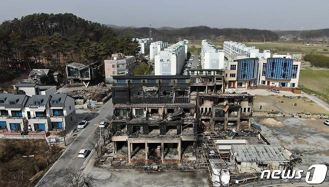 12일 오전 강원도 강릉시 경포로 경포호 인근 펜션단지가 전날 발생한 강릉 산불 화재로 전소돼있다. 바로 뒤로 아파트단지가 보인다. 지난 11일 오전 8시22분쯤 강릉 난곡동 일원에서 산불이 발생했다. 강풍에 산불이 번지자 소방당국은 소방대응 3단계를 발령하고 최고 수위 대응에 나서 8시간만에 진화했다. 이번 산불로 '축구장 530개 면적' 산림을 태우고 주택, 펜션 등 총 100곳이 넘는 시설물이 소실되거나 부분 소실됐으며 1명이 사망했다. 2023.4.12/뉴스1 ⓒ News1 박세연 기자