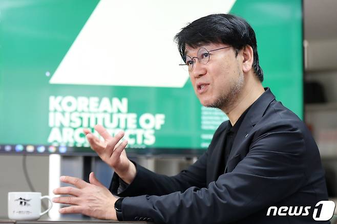 천의영 한국건축가협회 회장이 4일 오전 서울 양천구 건축가협회 사무실에서 뉴스1과 인터뷰하고 있다. 대담=김희준 건설부동산부 부장, 박정환 문화전문기자, 정리=최서윤 기자 2023.5.4/뉴스1 ⓒ News1 민경석 기자