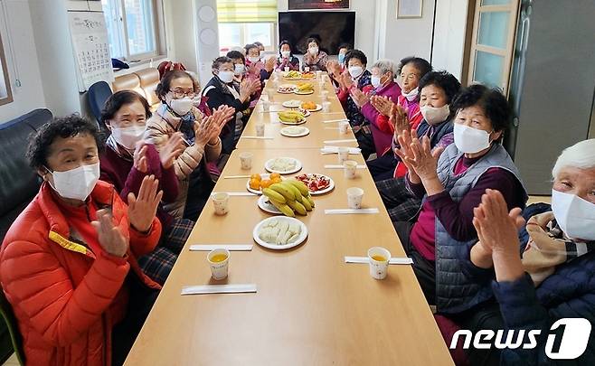 나주시(시장 윤병태)가 어르신들의 주 생활공간인 경로당과 마을회관에 입식테이블과 의자 보급을 시작하면서 호응을 얻고 있다. ⓒ News1