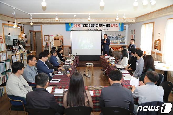 금산군이 개최한 대안교육기관 지역사회협력 워크숍에서 박범인 군수가 인사말을 하고 있다.(금산군 제공)