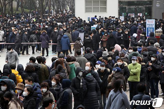 신종 코로나바이러스 감염증(코로나19) 확진자가 3500명을 돌파한 지난 2020년3월1일 서울 양천구 행복한백화점에서 열린 마스크 긴급 노마진 판매행사에서 시민들이 마스크를 구입하기 위해 줄을 서 있다. 2020.3.1/뉴스1 ⓒ News1 신웅수 기자