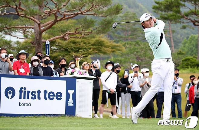 김성현이 11일 경상남도 양산 에이원CC에서 열린 제65회 한국프로골프(KPGA) 선수권대회 3라운드 1번 홀에서 티샷을 하고 있다.(KPGA 제공)2022.6.11/뉴스1