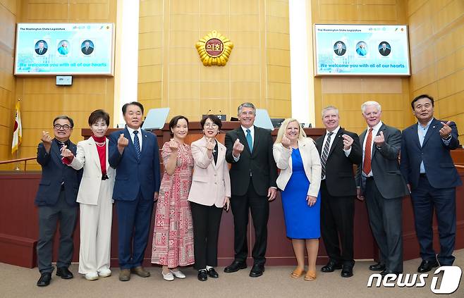 11일 국주영 전북도의장과 김만기 부의장, 김이재 행정자치위원장, 이병철 환경복지위원장이 키스 게너 하원의원 등 미국 워싱턴 주의회 대표단 5명을 접견한 후 기념촬영을 하고 있다.(전북도의회제공)2023.5.11/뉴스1