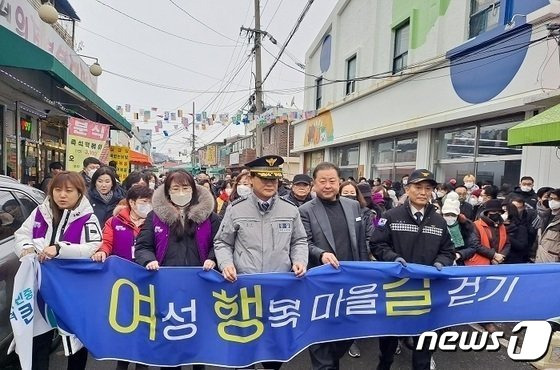 지난 3월 경기 파주시 연풍리 성매매집결지에서 파주시와 파주경찰서, 파주소방서 및 주민들이 성매매집결지 폐쇄를 위한 걷기 행사를 하고 있다. (파주시 제공)