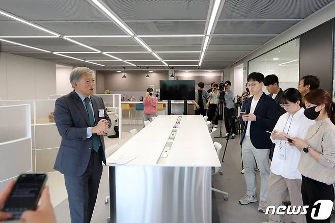 염재호 태재대학교 총장이 11일 오전 서울 종로구 태재대학교에서 열린 기자간담회에 앞서 사무공간 등을 소개하고 있다. 2023.5.11/뉴스1 ⓒ News1 이승배 기자