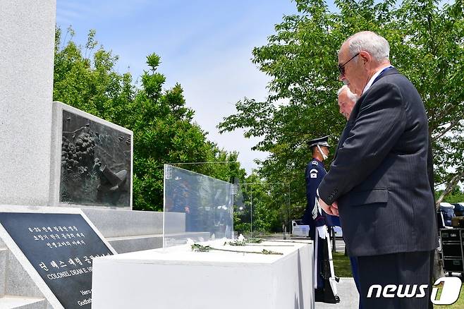 11일 제주 항공우주박물관에서 열린 고(故) 딘 헤스 미 공군 대령 8주기 추모행사에서 고인의 아들 로렌스 헤스, 에드워드 헤스, 로날스 헤스가 헌화 뒤 묵념하고 있다. 헤스 대령은 6·25전쟁 시기 항공전 영웅이자 전쟁 고아 1천 여명을 구출하는 데 기여했다. (공군 제공) 2023.5.11/뉴스1