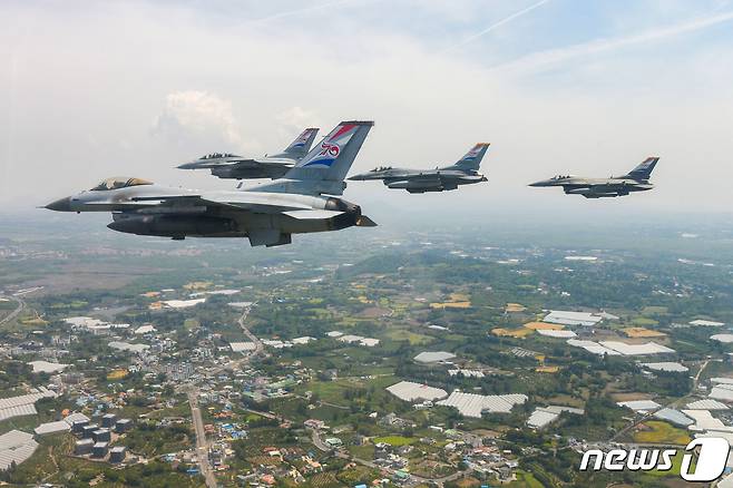 한미동맹 70주년 기념 로고를 부착한 공군 KF-16, 미국 공군 F-16 전투기가 11일 제주 상공에서 고(故) 딘 헤스 미 공군 대령 8주기 추모 비행을 하고 있다. 헤스 대령은 6·25전쟁 시기 항공전 영웅이자 전쟁 고아 1천 여명을 구출하는 데 기여했다. (공군 제공) 2023.5.11/뉴스1