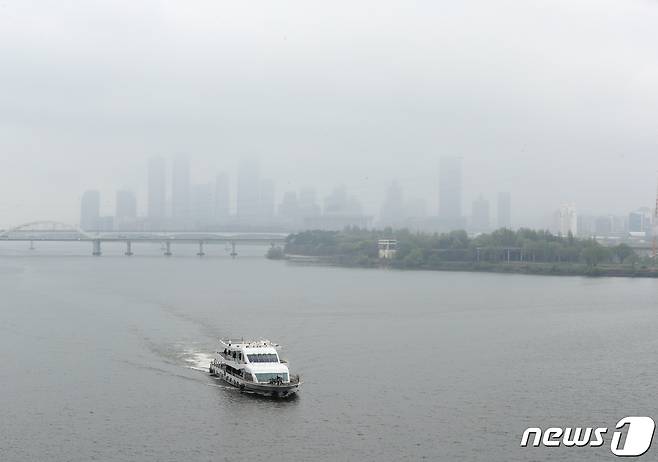 서울 한강에서 경인아라뱃길을 향해 달리는 한강르네상스호의 모습. /뉴스1 ⓒ News1 신웅수 기자