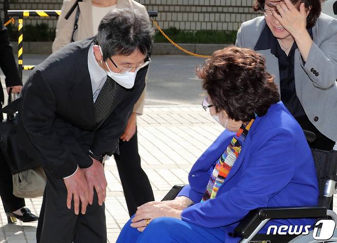 위안부 피해자 이용수 할머니(오른쪽)와 일본인 야마모토 세이타 변호사가 11일 오후 서초구 서울고등법원에서 열린 위안부 피해 할머니 일본 정부 상대 손해배상 소송 공판에 출석하기 전 인사를 나누고 있다. 2023.5.11/뉴스1 ⓒ News1 박세연 기자