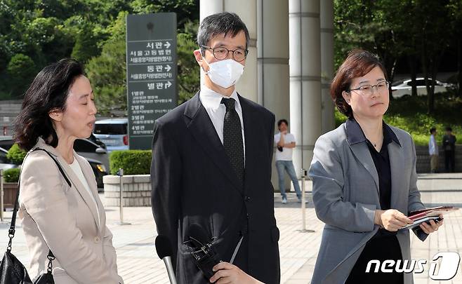 야마모토 세이타 변호사(가운데)가 11일 오후 서초구 서울고등법원에서 열린 위안부 피해 할머니 일본 정부 상대 손해배상 소송 공판에 출석하며 취재진 질문에 답하고 있다. 2023.5.11/뉴스1 ⓒ News1 박세연 기자