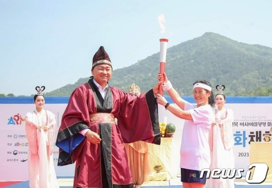 11일 오전 익산 미륵사지에서 전세계 생활체육인의 축제인 ‘2023 전북 아시아·태평양 마스터스대회’ 성화가 채화됐다.(조직위 제공)/뉴스1