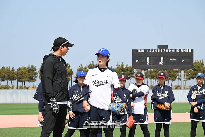 여자야구 국가대표 투수 김보미가 정용운 투수 코치(왼쪽)와 대화를 하고 있다. 황혜정기자. et16@sportsseoul.com