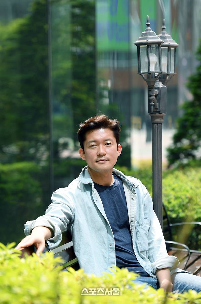 MBC Kim Dae-ho (39) Announcer is often asked three questions wherever he goes these days.He revealed his unique way of life to be called  ⁇  Announcer  ⁇  84  ⁇  in the MBC entertainment program  ⁇  I Live Alone  ⁇  broadcast on the 21st of last month, and then he became the main character of the topic after overcoming some entertainers. ⁇  I Live Alone  ⁇  MBC in-house YouTube  ⁇   ⁇   ⁇  News Anhani  ⁇   ⁇  and  ⁇  14F  ⁇   ⁇   ⁇   ⁇   ⁇  4  ⁇   ⁇   ⁇  corner of  ⁇  14F  ⁇   ⁇   ⁇   ⁇   ⁇ .The video that unveiled the house and the Léon-Gontran Damas car in Anhani has exceeded 3.91 million views on the 11th.Kim Dae-ho Announcer laughed at the MBC building in Sangam-dong, Mapo-gu, Seoul on the 10th.However, when asked why he was so sick, he said, Then how do you live?He said, I still dont know what part of the video is funny because Im not Live Alone or news. I think the current interest is a kind of happening.I grew up in Yangpyeong station in Gyeonggi province and came to Seoul and went to officetel and multi-family house and finally bought a single house.It was an option that was possible because I was single, but it seems to be more prominent because it is different from an ordinary 40-year-old man who built a family of my age, especially Announcer.However, his life, which was revealed on the air, was never ordinary. Seoul Living in a small detached house in Hongje-dong, he lives in harmony with nature. It is located on an uphill slope rather than a flat land, so accessibility is not very good.The camper is a small Mitsubishi Fuso Truck and Bus Corporation, Léon-Gontran Damas.At home, they raise cats and live with as many as 16 species of creatures, including salamanders, lizards, freshwater shrimp and gobies, in the mini-ecosystem Vivarium.In the yard, a small stall, a so-called  ⁇   ⁇   ⁇   ⁇   ⁇   ⁇   ⁇   ⁇   ⁇   ⁇ ..............................In the 21st century, when the house was not a living space but an investment era, his appearance of enjoying a little happiness was healing in itself.Before he bought the house, he lived in an officetel near Yangcheon Hyanggyo in Gangseo-gu, Seoul, but the landlord changed. He said he would raise the deposit by 30 million won. Seoul After moving into a multi-family house in Eungam-dong, Eunpyeong-gu,I was looking for a place to come from Seoul area to company in 30 ~ 40 minutes by public transportation. I was introduced to this house.The house itself was shabby, but I liked the environment where the pine trees were mixed. I thought it would be fun I Live Alone, so I signed a contract. That was four years ago.  ⁇I needed time to raise money to pay for the remodeling. I hired a Freelancers carpenter to remodel the house for two months.Kim Announcer hinted that the cost of remodelling was a quarter of the house price.Others say that Léon-Gontran Damas is dangerous because it is Mitsubishi Fuso Truck and Bus Corporation and that there will be a second car.It is said that he is a person who enjoys romance, or is bluffing. What I am doing now is not a dream that I have dreamed of in the past, but it just happened to fit well.I dreamed of becoming an Announcer because I had a bad grade. Large companies could not even submit application documents. Announcer, a voice test, common sense, essay writing, and interview, was the only opportunity to challenge.I kept it a secret from my parents and went to an academy with the money I borrowed from my younger brother. When I was making a living as a secretary of the Gosiwon, I happened to see a spot on the public audition program of MBC  ⁇  Night  ⁇  Announcer open recruitment new employee.This program, which can be applied regardless of academic background, age, and nationality, was a great opportunity for him.However, when he joined the broadcasting company after a hard audition, he got a burnout. Oh Seung-hoon, a colleague of Announcer, dreamed of running a common sense program, but at that time, he had no mission as a broadcaster or journalist.When I decided to leave, the company offered me a leave of absence. He came down to Yangpyeong station house and drank only one month, and from the second month I helped my parents restaurant work.My bank account balance ran out and I laughed. I finally returned to the company.After returning to the MBC live broadcast this evening, my mind changed. Three things kept me in the company.Thankful colleagues who take advantage of my lack of appearance, and my parents who like to see me on TV, finally explained that it is a loan.He said that the money he borrowed from his grandmother when he bought the house now is paying back all the money he owes, and that he will be able to repay it this year.As his popularity grew, he said, Its possible to think about Freelancers, but I havent finished self-verification yet. However, he pointed out that its a problem that he cant manage his schedule on his own as he appeared here and there because he gets public attention.Currently, MBC Announcers receive 20,000 won per episode when they appear in the in-house program, which is the same amount they received before Announcer Kim Sung-ju left in 2006.He said, I joined MBC and enjoyed many things, but I should avoid the system where Announcer is consumed easily. It is a part that should be improved even for juniors in the future.His mother, who is in her 40s and has tears after seeing her house, said that after watching her family and  ⁇ I Live Alone  ⁇ ,  ⁇ Daeho seemed to be able I Live Alone more  ⁇ .He smiled, saying, I will get married someday, adding, If my future spouse says the current lifestyle is difficult, I might give up. I try to reach an agreement as much as possible.