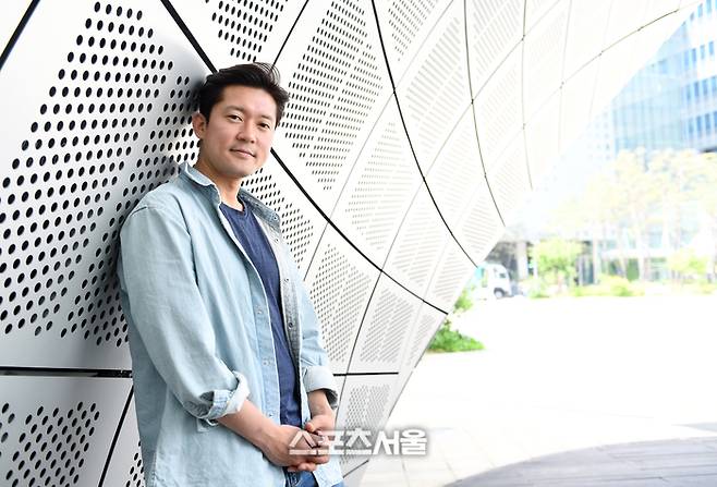 MBC Kim Dae-ho (39) Announcer is often asked three questions wherever he goes these days.He revealed his unique way of life to be called  ⁇  Announcer  ⁇  84  ⁇  in the MBC entertainment program  ⁇  I Live Alone  ⁇  broadcast on the 21st of last month, and then he became the main character of the topic after overcoming some entertainers. ⁇  I Live Alone  ⁇  MBC in-house YouTube  ⁇   ⁇   ⁇  News Anhani  ⁇   ⁇  and  ⁇  14F  ⁇   ⁇   ⁇   ⁇   ⁇  4  ⁇   ⁇   ⁇  corner of  ⁇  14F  ⁇   ⁇   ⁇   ⁇   ⁇ .The video that unveiled the house and the Léon-Gontran Damas car in Anhani has exceeded 3.91 million views on the 11th.Kim Dae-ho Announcer laughed at the MBC building in Sangam-dong, Mapo-gu, Seoul on the 10th.However, when asked why he was so sick, he said, Then how do you live?He said, I still dont know what part of the video is funny because Im not Live Alone or news. I think the current interest is a kind of happening.I grew up in Yangpyeong station in Gyeonggi province and came to Seoul and went to officetel and multi-family house and finally bought a single house.It was an option that was possible because I was single, but it seems to be more prominent because it is different from an ordinary 40-year-old man who built a family of my age, especially Announcer.However, his life, which was revealed on the air, was never ordinary. Seoul Living in a small detached house in Hongje-dong, he lives in harmony with nature. It is located on an uphill slope rather than a flat land, so accessibility is not very good.The camper is a small Mitsubishi Fuso Truck and Bus Corporation, Léon-Gontran Damas.At home, they raise cats and live with as many as 16 species of creatures, including salamanders, lizards, freshwater shrimp and gobies, in the mini-ecosystem Vivarium.In the yard, a small stall, a so-called  ⁇   ⁇   ⁇   ⁇   ⁇   ⁇   ⁇   ⁇   ⁇   ⁇ ..............................In the 21st century, when the house was not a living space but an investment era, his appearance of enjoying a little happiness was healing in itself.Before he bought the house, he lived in an officetel near Yangcheon Hyanggyo in Gangseo-gu, Seoul, but the landlord changed. He said he would raise the deposit by 30 million won. Seoul After moving into a multi-family house in Eungam-dong, Eunpyeong-gu,I was looking for a place to come from Seoul area to company in 30 ~ 40 minutes by public transportation. I was introduced to this house.The house itself was shabby, but I liked the environment where the pine trees were mixed. I thought it would be fun I Live Alone, so I signed a contract. That was four years ago.  ⁇I needed time to raise money to pay for the remodeling. I hired a Freelancers carpenter to remodel the house for two months.Kim Announcer hinted that the cost of remodelling was a quarter of the house price.Others say that Léon-Gontran Damas is dangerous because it is Mitsubishi Fuso Truck and Bus Corporation and that there will be a second car.It is said that he is a person who enjoys romance, or is bluffing. What I am doing now is not a dream that I have dreamed of in the past, but it just happened to fit well.I dreamed of becoming an Announcer because I had a bad grade. Large companies could not even submit application documents. Announcer, a voice test, common sense, essay writing, and interview, was the only opportunity to challenge.I kept it a secret from my parents and went to an academy with the money I borrowed from my younger brother. When I was making a living as a secretary of the Gosiwon, I happened to see a spot on the public audition program of MBC  ⁇  Night  ⁇  Announcer open recruitment new employee.This program, which can be applied regardless of academic background, age, and nationality, was a great opportunity for him.However, when he joined the broadcasting company after a hard audition, he got a burnout. Oh Seung-hoon, a colleague of Announcer, dreamed of running a common sense program, but at that time, he had no mission as a broadcaster or journalist.When I decided to leave, the company offered me a leave of absence. He came down to Yangpyeong station house and drank only one month, and from the second month I helped my parents restaurant work.My bank account balance ran out and I laughed. I finally returned to the company.After returning to the MBC live broadcast this evening, my mind changed. Three things kept me in the company.Thankful colleagues who take advantage of my lack of appearance, and my parents who like to see me on TV, finally explained that it is a loan.He said that the money he borrowed from his grandmother when he bought the house now is paying back all the money he owes, and that he will be able to repay it this year.As his popularity grew, he said, Its possible to think about Freelancers, but I havent finished self-verification yet. However, he pointed out that its a problem that he cant manage his schedule on his own as he appeared here and there because he gets public attention.Currently, MBC Announcers receive 20,000 won per episode when they appear in the in-house program, which is the same amount they received before Announcer Kim Sung-ju left in 2006.He said, I joined MBC and enjoyed many things, but I should avoid the system where Announcer is consumed easily. It is a part that should be improved even for juniors in the future.His mother, who is in her 40s and has tears after seeing her house, said that after watching her family and  ⁇ I Live Alone  ⁇ ,  ⁇ Daeho seemed to be able I Live Alone more  ⁇ .He smiled, saying, I will get married someday, adding, If my future spouse says the current lifestyle is difficult, I might give up. I try to reach an agreement as much as possible.