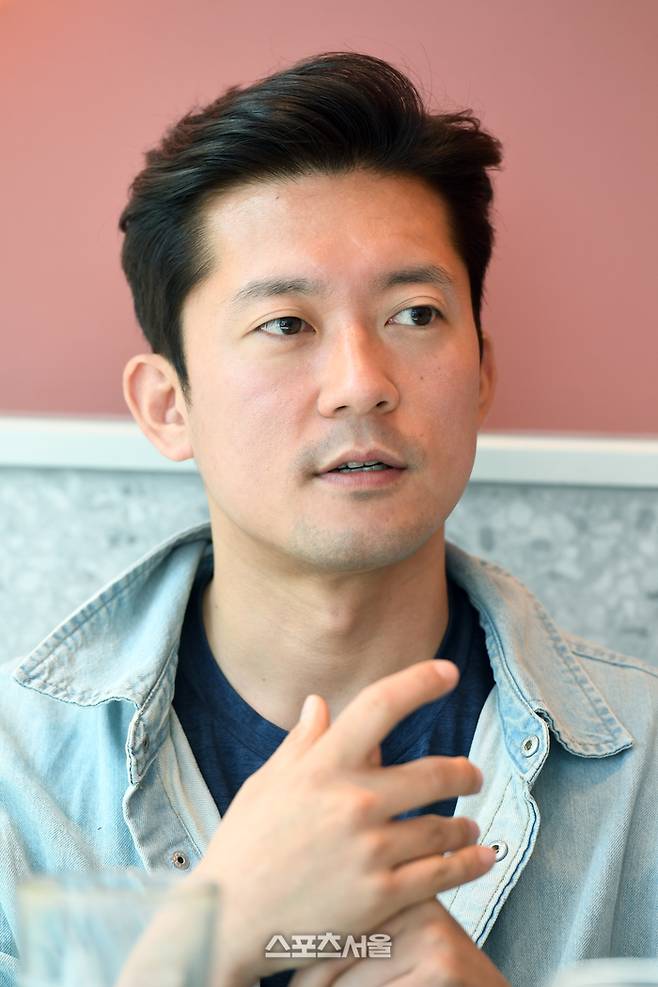 MBC Kim Dae-ho (39) Announcer is often asked three questions wherever he goes these days.He revealed his unique way of life to be called  ⁇  Announcer  ⁇  84  ⁇  in the MBC entertainment program  ⁇  I Live Alone  ⁇  broadcast on the 21st of last month, and then he became the main character of the topic after overcoming some entertainers. ⁇  I Live Alone  ⁇  MBC in-house YouTube  ⁇   ⁇   ⁇  News Anhani  ⁇   ⁇  and  ⁇  14F  ⁇   ⁇   ⁇   ⁇   ⁇  4  ⁇   ⁇   ⁇  corner of  ⁇  14F  ⁇   ⁇   ⁇   ⁇   ⁇ .The video that unveiled the house and the Léon-Gontran Damas car in Anhani has exceeded 3.91 million views on the 11th.Kim Dae-ho Announcer laughed at the MBC building in Sangam-dong, Mapo-gu, Seoul on the 10th.However, when asked why he was so sick, he said, Then how do you live?He said, I still dont know what part of the video is funny because Im not Live Alone or news. I think the current interest is a kind of happening.I grew up in Yangpyeong station in Gyeonggi province and came to Seoul and went to officetel and multi-family house and finally bought a single house.It was an option that was possible because I was single, but it seems to be more prominent because it is different from an ordinary 40-year-old man who built a family of my age, especially Announcer.However, his life, which was revealed on the air, was never ordinary. Seoul Living in a small detached house in Hongje-dong, he lives in harmony with nature. It is located on an uphill slope rather than a flat land, so accessibility is not very good.The camper is a small Mitsubishi Fuso Truck and Bus Corporation, Léon-Gontran Damas.At home, they raise cats and live with as many as 16 species of creatures, including salamanders, lizards, freshwater shrimp and gobies, in the mini-ecosystem Vivarium.In the yard, a small stall, a so-called  ⁇   ⁇   ⁇   ⁇   ⁇   ⁇   ⁇   ⁇   ⁇   ⁇ ..............................In the 21st century, when the house was not a living space but an investment era, his appearance of enjoying a little happiness was healing in itself.Before he bought the house, he lived in an officetel near Yangcheon Hyanggyo in Gangseo-gu, Seoul, but the landlord changed. He said he would raise the deposit by 30 million won. Seoul After moving into a multi-family house in Eungam-dong, Eunpyeong-gu,I was looking for a place to come from Seoul area to company in 30 ~ 40 minutes by public transportation. I was introduced to this house.The house itself was shabby, but I liked the environment where the pine trees were mixed. I thought it would be fun I Live Alone, so I signed a contract. That was four years ago.  ⁇I needed time to raise money to pay for the remodeling. I hired a Freelancers carpenter to remodel the house for two months.Kim Announcer hinted that the cost of remodelling was a quarter of the house price.Others say that Léon-Gontran Damas is dangerous because it is Mitsubishi Fuso Truck and Bus Corporation and that there will be a second car.It is said that he is a person who enjoys romance, or is bluffing. What I am doing now is not a dream that I have dreamed of in the past, but it just happened to fit well.I dreamed of becoming an Announcer because I had a bad grade. Large companies could not even submit application documents. Announcer, a voice test, common sense, essay writing, and interview, was the only opportunity to challenge.I kept it a secret from my parents and went to an academy with the money I borrowed from my younger brother. When I was making a living as a secretary of the Gosiwon, I happened to see a spot on the public audition program of MBC  ⁇  Night  ⁇  Announcer open recruitment new employee.This program, which can be applied regardless of academic background, age, and nationality, was a great opportunity for him.However, when he joined the broadcasting company after a hard audition, he got a burnout. Oh Seung-hoon, a colleague of Announcer, dreamed of running a common sense program, but at that time, he had no mission as a broadcaster or journalist.When I decided to leave, the company offered me a leave of absence. He came down to Yangpyeong station house and drank only one month, and from the second month I helped my parents restaurant work.My bank account balance ran out and I laughed. I finally returned to the company.After returning to the MBC live broadcast this evening, my mind changed. Three things kept me in the company.Thankful colleagues who take advantage of my lack of appearance, and my parents who like to see me on TV, finally explained that it is a loan.He said that the money he borrowed from his grandmother when he bought the house now is paying back all the money he owes, and that he will be able to repay it this year.As his popularity grew, he said, Its possible to think about Freelancers, but I havent finished self-verification yet. However, he pointed out that its a problem that he cant manage his schedule on his own as he appeared here and there because he gets public attention.Currently, MBC Announcers receive 20,000 won per episode when they appear in the in-house program, which is the same amount they received before Announcer Kim Sung-ju left in 2006.He said, I joined MBC and enjoyed many things, but I should avoid the system where Announcer is consumed easily. It is a part that should be improved even for juniors in the future.His mother, who is in her 40s and has tears after seeing her house, said that after watching her family and  ⁇ I Live Alone  ⁇ ,  ⁇ Daeho seemed to be able I Live Alone more  ⁇ .He smiled, saying, I will get married someday, adding, If my future spouse says the current lifestyle is difficult, I might give up. I try to reach an agreement as much as possible.