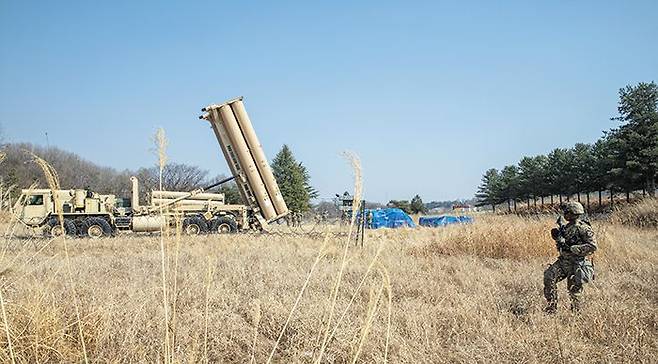 주한 미군이 사드(THAAD·고고도 미사일 방어체계) 발사대를 지난달 3월 경북 성주 기지 밖으로 전개하는 훈련을  실시했다. 사진은 주한 미군 병사가 사드 발사대 전개 훈련 당시 사드 주변을 순찰하는 모습. /미 국방부