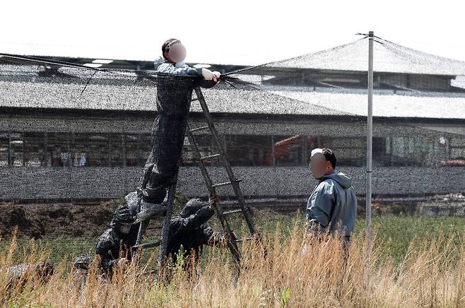 11일 오전 충북 청주시 청원구 북이면 구제역 확진 한우 농가에서 방역당국 관계자들이 가림막을 설치하고 있다. 이날까지 북이면 3개 농장에서 구제역이 발생했다. 충북에서는 2019년 1월 31일 이후 약 4년 4개월 만에 발생이다. /뉴스1